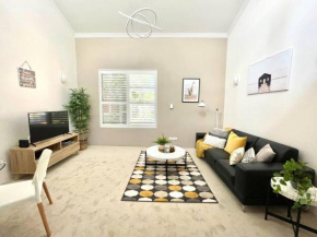 ALEXA - 2BR Apartment, Heart of Crows Nest